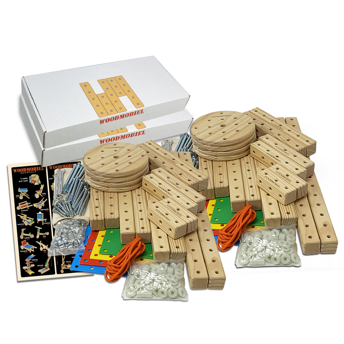 Twee Woodmobiel-bouwpakketten met houten balken en wielen, gekleurde platen, bouten, gereedschap en touw.