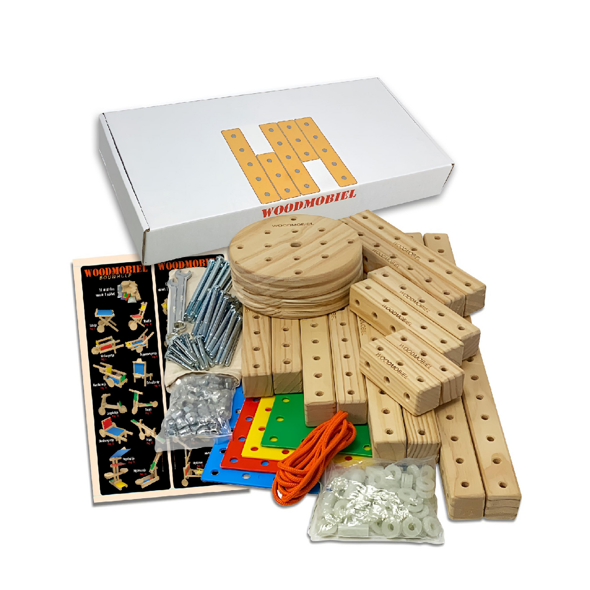 Woodmobiel-bouwpakket met doos, houten balken en wielen, gekleurde platen, bouten, gereedschap en touw.
